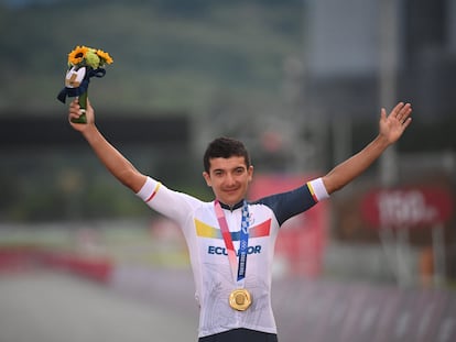 Carapaz, en el podio de Tokio 2020 con su medalla de oro.