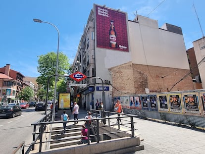 El anuncio de Mahou en la Avenida de la Albufera, 14, en Vallecas, Madrid.
