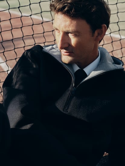 "El tenis es un deporte con muchos jugadores que no ganan nunca", dice Ferrero. Aquí viste sudadera y corbata de Gucci, y camisa de Pedro del Hierro.