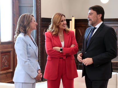 En la imagen, las alcaldesa de Castellón y Valencia, Begoña Carrasco y María José Catalá, respectivamente, con el alcalde de Alicante, Luis Barcala, los tres del PP, en un encuentro en el Ayuntamiento de Valencia.