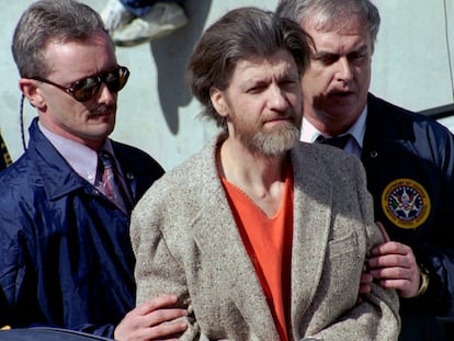 Unabomber, se dirige escoltado tras su arresto a un tribunal federal en Helena, Montana, el 4 de abril de 1996.