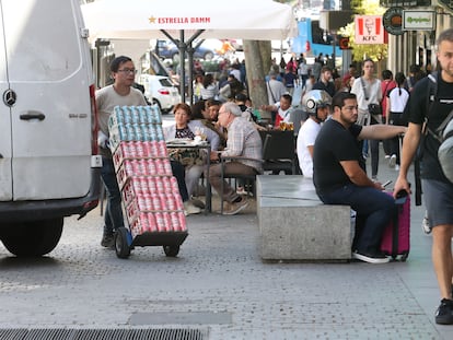 Viandantes en la calle Atocha, en Madrid. Jaime Villanueva