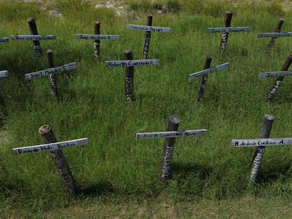 Cruces que representan a algunos de los mineros fallecidos cerca de la mina de Pasta de Conchos, el 13 de junio.