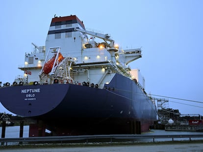 El barco noruego Neptune, cargado de gas natural licuado, atracado en la terminal 'Deutsche Ostsee' en Lubmin, Alemania.
