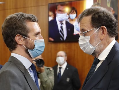 Pablo Casado, actual líder del PP, y el expresidente Mariano Rajoy, tras la ceremonia de toma de posesión de Feijóo en el Parlamento gallego, la pasada semana.