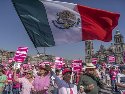 Personas se manifiestan a favor del INE en el Zócalo de Ciudad de México, en febrero de 2023.