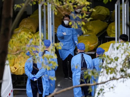 Personal sanitario junto a varios cadáveres en una funeraria en Shanghai, China, donde los casos de covid-19 se han disparado
