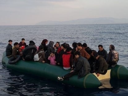 Unidades de la Guardia Costera turca rescatan a migrantes irregulares, después de que las autoridades griegas los expulsaran hacia aguas territoriales turcas en Izmir (Turquía), el 22 de junio de 2023.