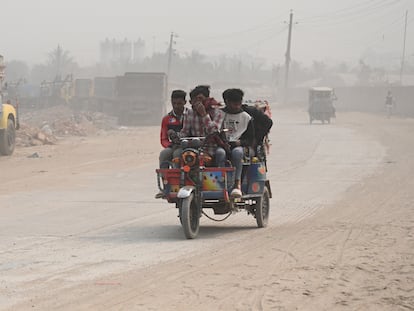 A dusty road in the city of Dhaka, capital of Bangladesh, on January 30, 2024.