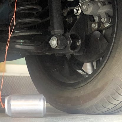 ¿Qué hacer si aparece una lata atada bajo el coche?