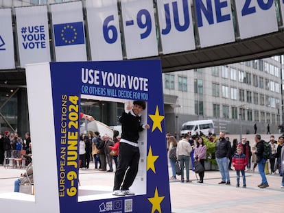 Un hombre posa en un stand que llama al voto en las elecciones europeas, en Bruselas.