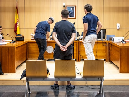 Los tres aficionados del Valencia que han sido condenados, este lunes, en el Juzgado de Instrucción número 10 de Valencia.
