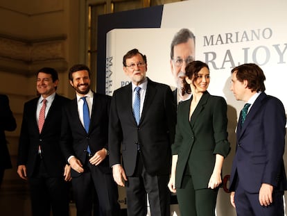 De izquierda a derecha, Fernández Mañueco, Casado, Rajoy, Díaz Ayuso y Martínez Almeida, este miércoles en la presentación en Madrid del libro del expresidente del Gobierno.