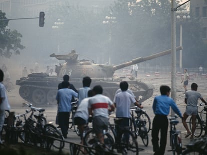 Un tanque del Ejército chino entra a la plaza de Tiananmén, en Pekín, cuando miles de estudiantes se manifestaban para exigir al Gobierno más democracia y libertad, en junio de 1989.