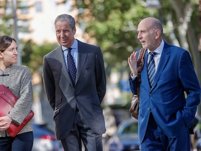 El expresidente de la Generalitat Valenciana y exministro Eduardo Zaplana (c), a su llegada a la Ciudad de la Justicia donde se celebra el juicio del llamado 'caso Erial'.