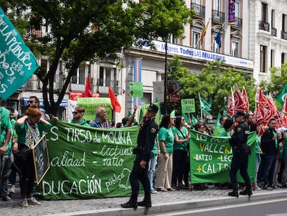 Profesores de la pública protestan frente a la Consejería de Educación en Madrid el 22 de mayo, en la segunda jornada de huelgas convocada por los sindicatos de la Mesa Sectorial y por Menos Lectivas.