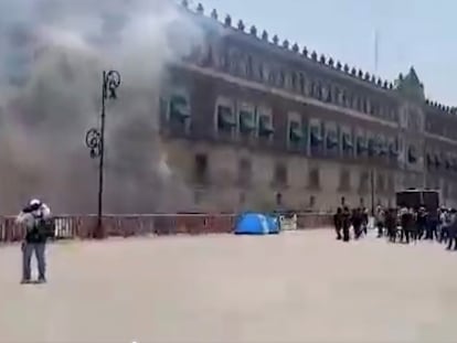 Un grupo de normalistas arroja artefactos explosivos contra la fachada del Palacio Nacional, en Ciudad de México, el 13 de mayo de 2024.