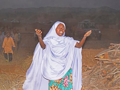 Una mujer llora y pide a las autoridades que rescaten a los 287 niños secuestrados en Kaduna, norte de Nigeria, el pasado jueves.