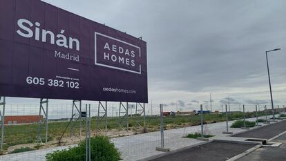Parcela sobre la que ya construye Aedas Homes la primera promoción de viviendas en obras en el nuevo barrio de Los Berrocales en el sureste de Madrid, en una imagen cedida por la compañía.