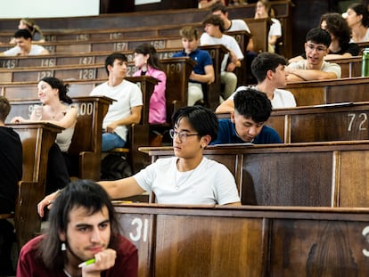 Examen de EBAU en la facultad de Farmacia, en la Universidad Complutense, en 2023.