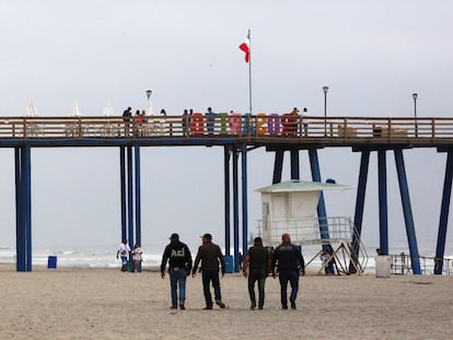 Agentes de seguridad caminan por la playa de Rosarito, tras la desaparición de los tres turistas extranjeros en Baja California, el 2 de mayo.
