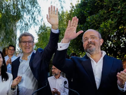Alberto Núñez Feijoo y el candidato del PP, Alejandro Fernández, durante un mitin en Tarragona.