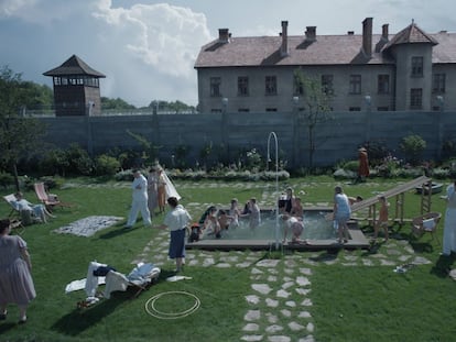 Una imagen de 'La zona de interés', con el jardín de la casa del comandante de Auschwitz y, al fondo, el campo.