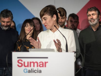 La candidata de Sumar en Galicia, Marta Lois, durante la rueda de prensa celebrada en Santiago de Compostela tras conocer los resultados electorales.