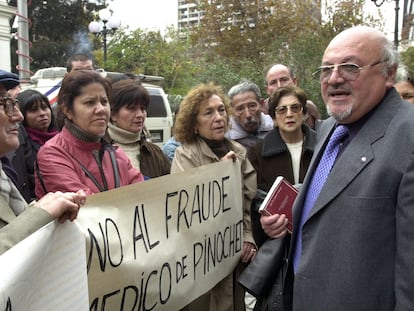 Eduardo Contreras (derecha) habla con activistas que exigían el juicio contra Pinochet, en mayo de 2002.