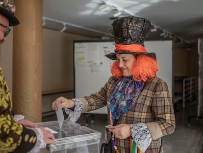 Una persona disfrazada vota en un colegio electoral en Xinzo de Limia (Ourense), este domingo.