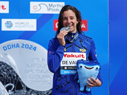 María de Valdés celebra en el podio su plata en la prueba de 10 km en aguas abiertas.