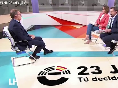 Silvia Intxaurrondo y Marc Sala, en un momento de su entrevista a Feijóo el pasado 17 de julio, en La 1 de TVE.