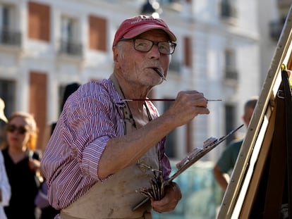 El pintor Antonio López trabaja en la Puerta del Sol a finales de agosto.