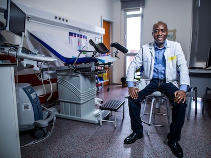 Simón Valmond, haitiano, es ginecólogo en el Hospital Santa Bárbara de Soria, centro de la España vaciada que apuesta por contratar a médicos extranjeros ante la falta de personal