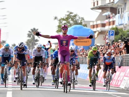 Jonathan Milan celebra su triunfo de etapa en el Giro de Italia.
