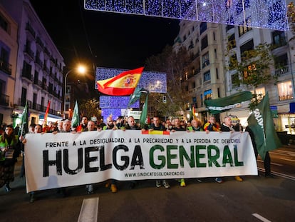 Concentración en contra del Gobierno en Madrid, este viernes.