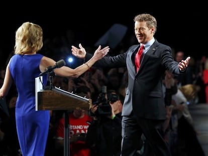 Rand Paul se dispone a abrazar a su mujer Kelley antes de anunciar su candidatura.
