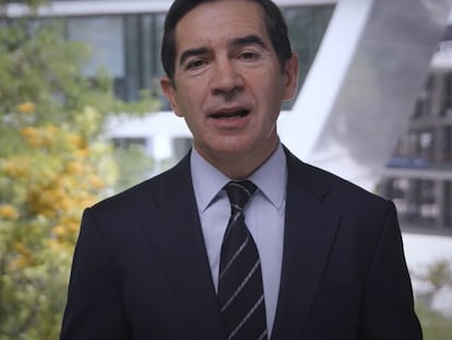 Carlos Torres, presidente de BBVA, en un vídeo a los accionistas difundido por la entidad.