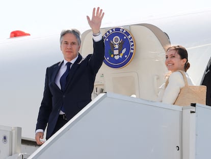 El secretario de Estado de EE UU, Antony Blinken, junto a su mujer, Evan Ryan, tras la reunión del G-7 en Capri (Italia), el pasado 19 de abril.