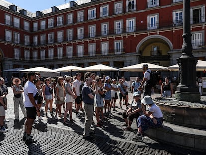 Un grupo de turistas en la Plaza Mayor, en Madrid