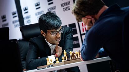 Praggnanandhaa, durante su partida contra Carlsen de este miércoles