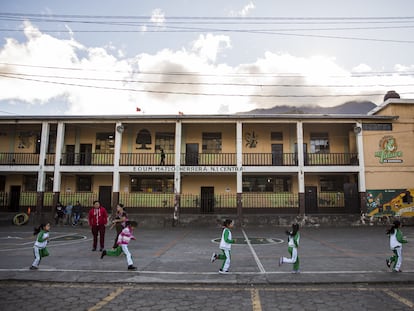 Alumnos hacen ejercicio en el patio de un colegio público de Guatemala, en 2018.