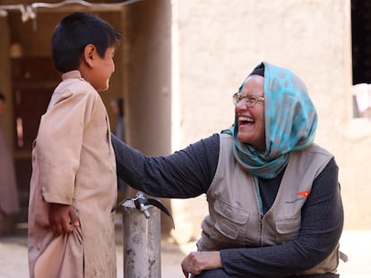La directora para Oriente Próximo y Este de Europa de la ONG World Vision, Eleanor Monbiot, en Afganistán, a principios de mayo de 2024, en una foto cedida por la organización.
