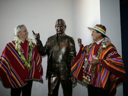 Evo Morales, a la derecha, y el vicepresidente García Linera junto a una estatua del presidente.