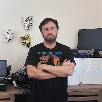 Alejandro Cáceres, better known by his 'hacker' aliases P4x and _hyp3ri0n, in the office of his Florida home in a photo provided by himself.