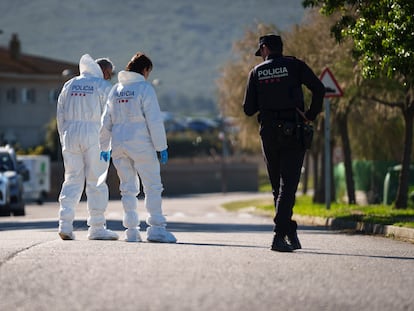 Los Mossos d'Esquadra en Bellcaire d'Empordà, donde un padre ya ha sido detenido como presunto asesino de su hijo, de cinco años.