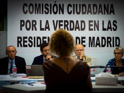 Los miembros de la Comisión ciudadana por la verdad en las residencias de Madrid escuchan un testimonio durante una sesión, el 15 de septiembre de 2023.