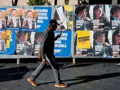 Carteles electorales en una calle de Tarragona.