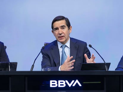 El presidente del BBVA, Carlos Torres, durante una rueda de prensa.