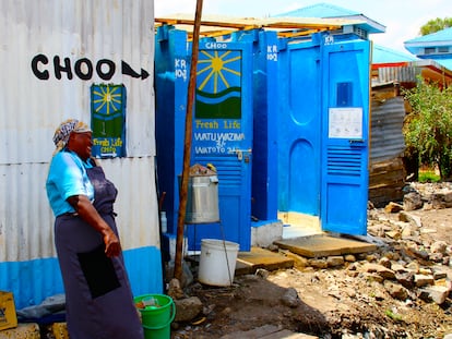 Una mujer frente a los baños de Fresh Life, en Kenia.